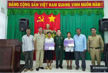 Trao học bổng cho học sinh nghèo vượt khó Campuchia trong chương trình ‘Nâng bước em tới trường’