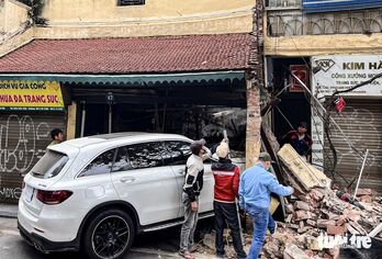 Ô tô Mercedes tông sập một phần căn nhà trong phố cổ ở Hà Nội