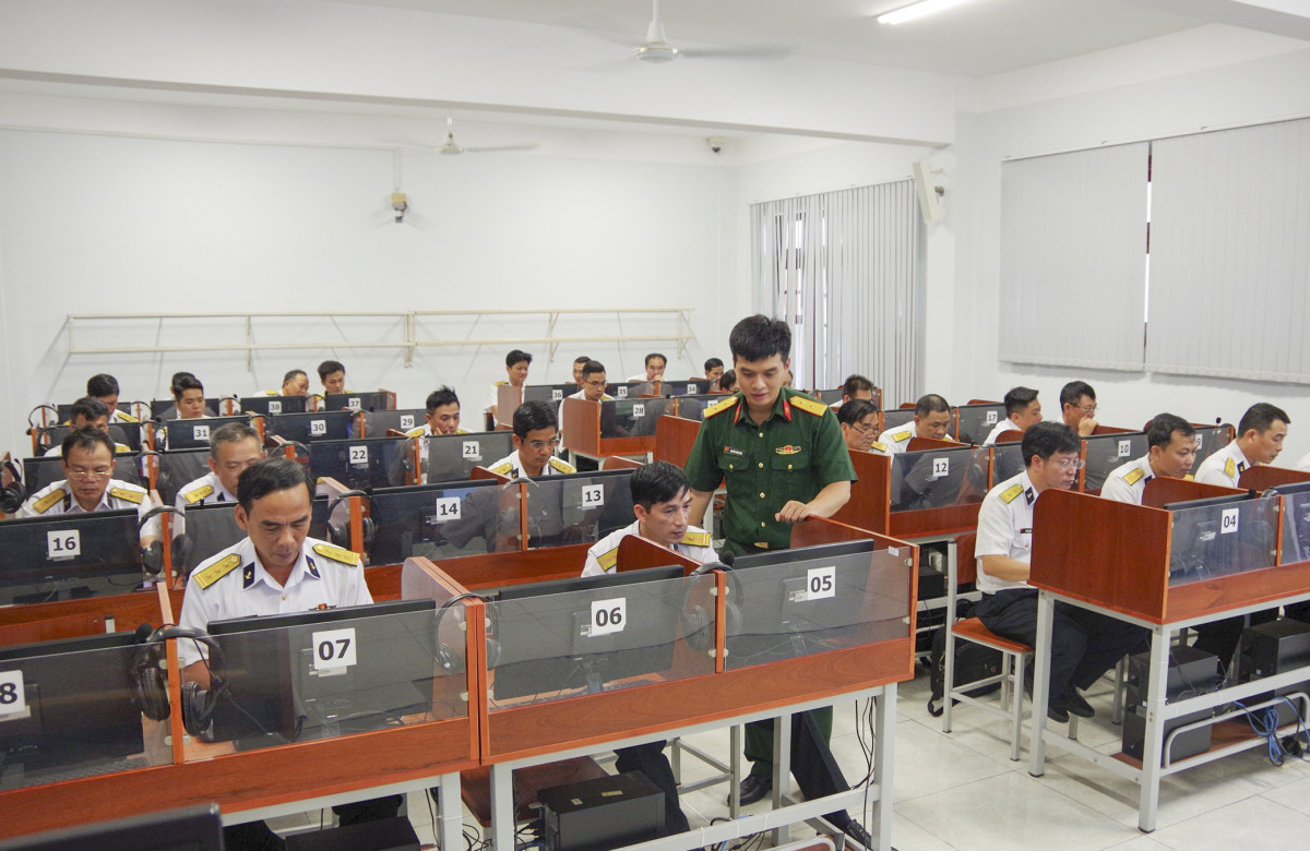 Giáo viên hướng dẫn học viên của lớp thực hành khai thác, sử dụng máy tính