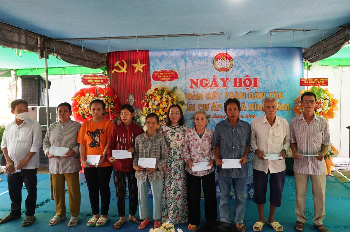 MTTQ Việt Nam các cấp của TP.Tân An tặng quà cho các hộ gia đình có hoàn cảnh khó khăn