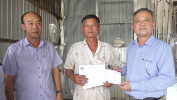 Lãnh đạo huyện Tân Hưng thăm, tặng quà cho hộ dân có nhà bị cháy