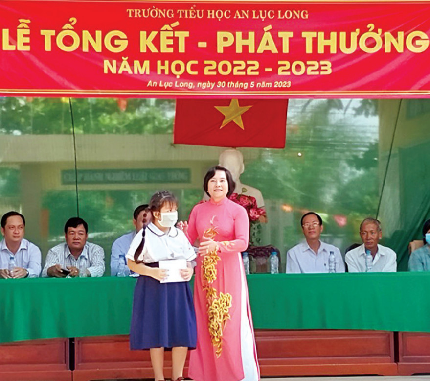 Cô Nguyễn Thị Bé Sáu tặng thưởng cho học sinh nghèo học giỏi Trường Tiểu học An Lục Long (huyện Châu Thành)