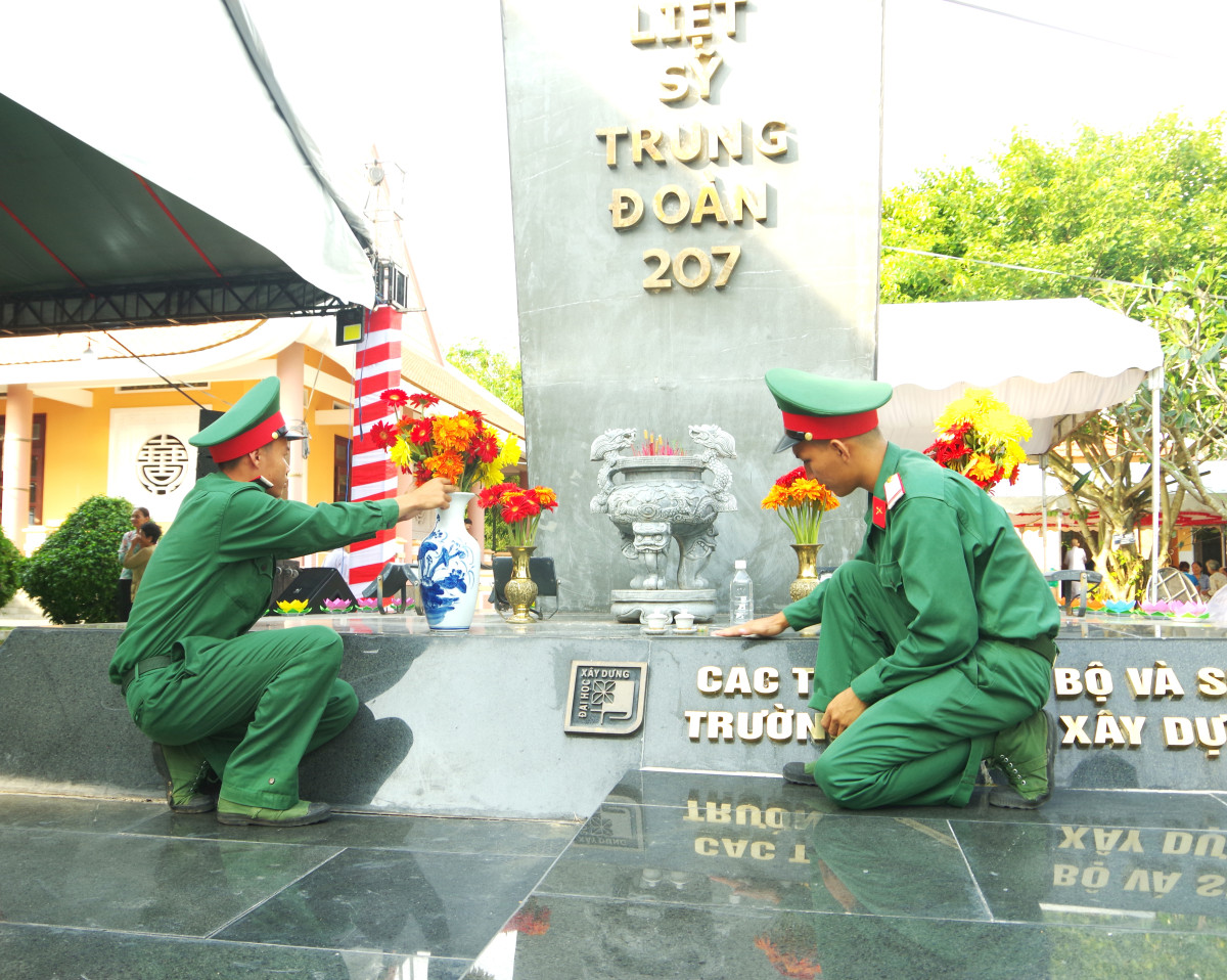 Chiến sĩ Đại đội Bộ binh, Ban Chỉ huy Quân sự huyện Thạnh Hóa chuẩn bị lễ giỗ liệt sĩ Trung đoàn 207
