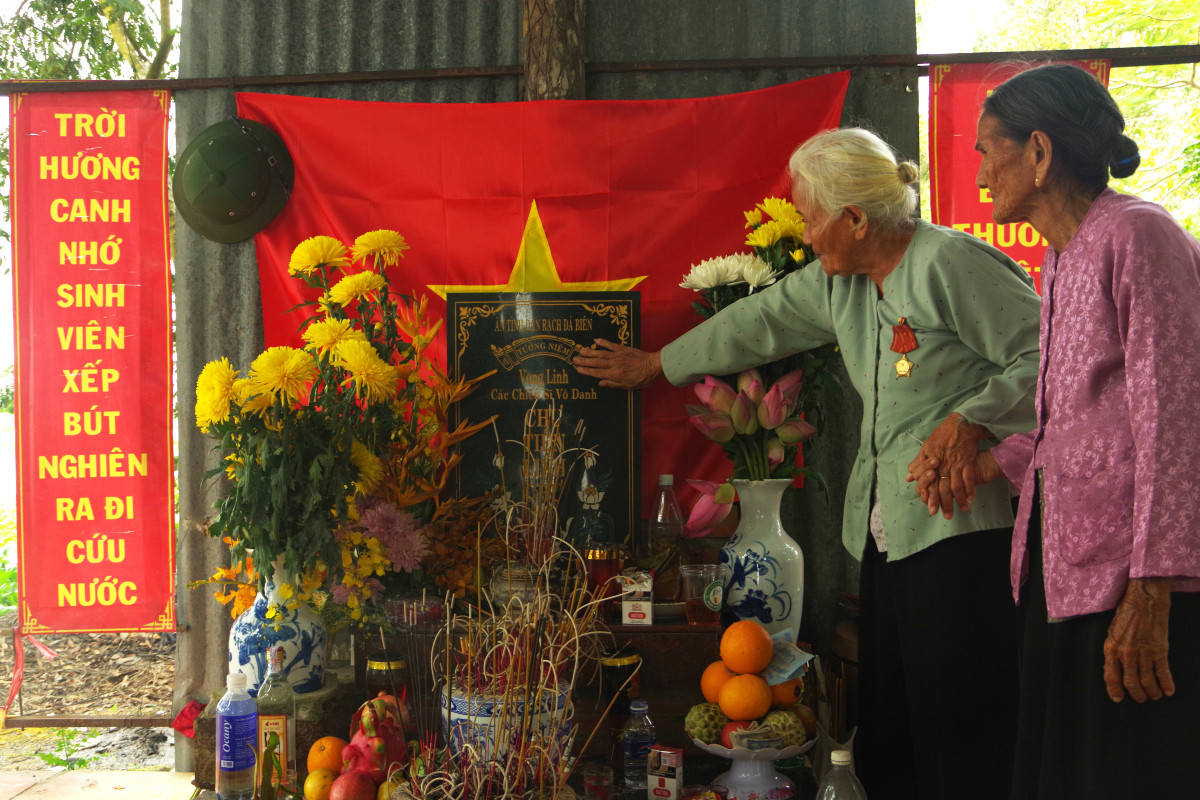 Người dân ấp Đá Biên (xã Thạnh Phước, huyện Thạnh Hóa) mãi tri ân các anh hùng, liệt sĩ Trung đoàn 207