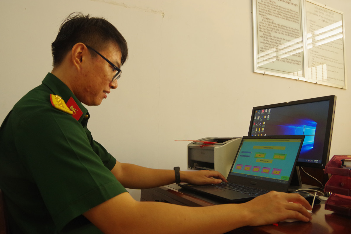 Thượng úy Hồ Văn Tâm thao tác sáng kiến Số hóa bảng bắn Co 82mm trên phần mềm máy tính