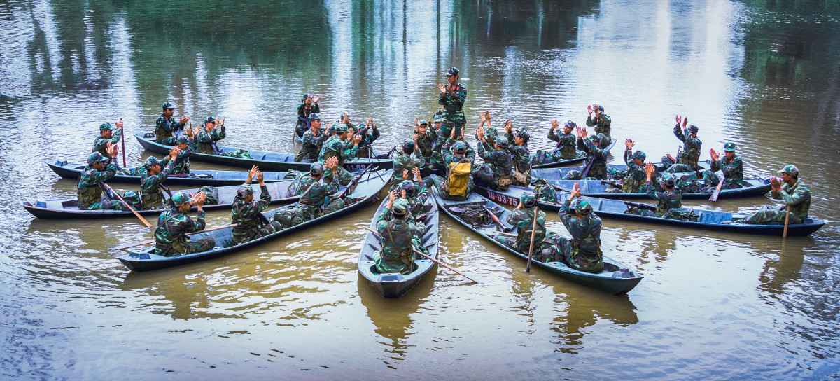 Chiến sĩ Tiểu đoàn 1 giải lao sau giờ huấn luyện chiến đấu trên địa bàn sông nước Ảnh minh họa: Kiều Oanh