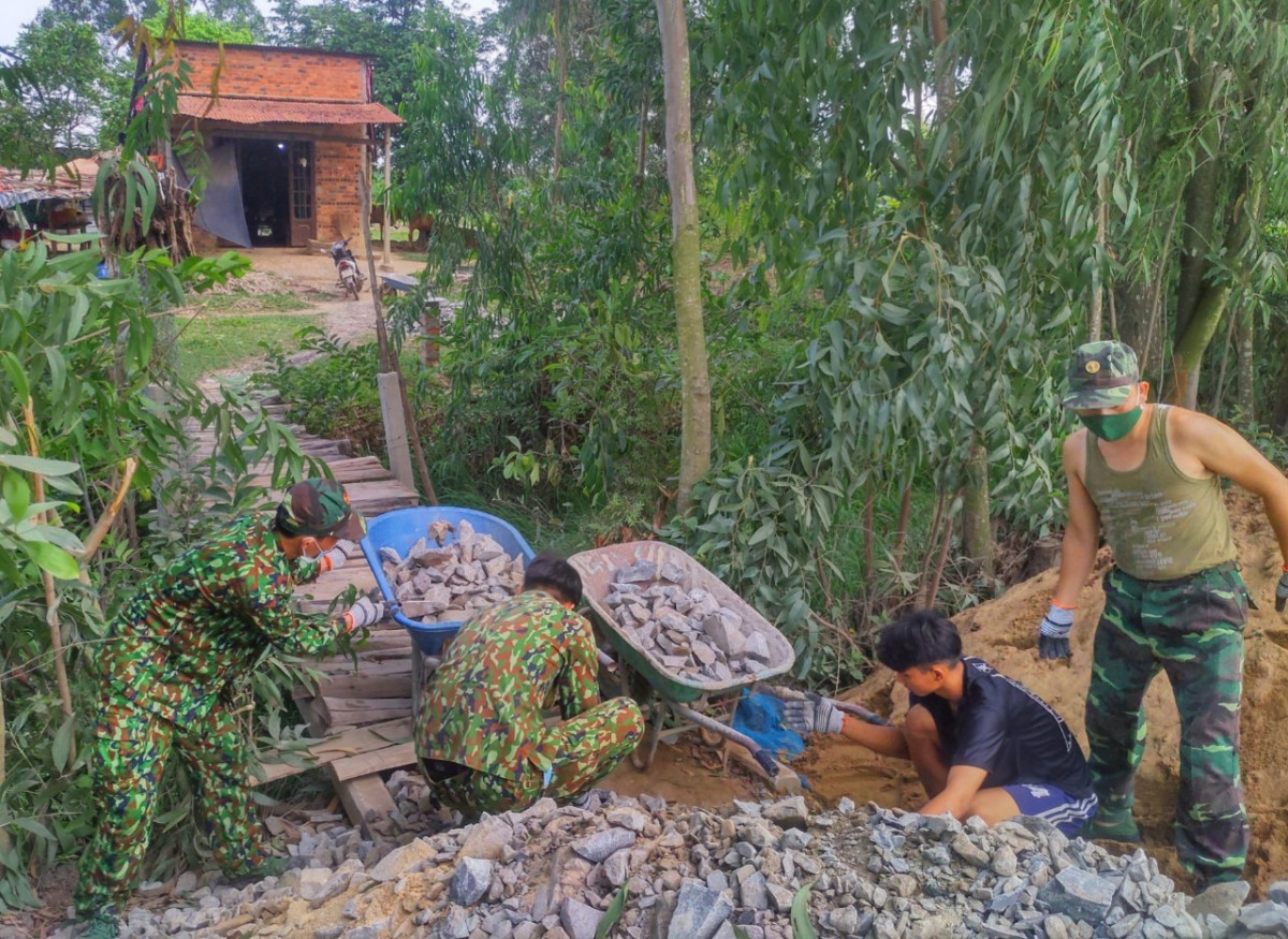 Cán bộ, chiến sĩ Đồn Biên phòng Cửa khẩu Mỹ Quý Tây giúp dân