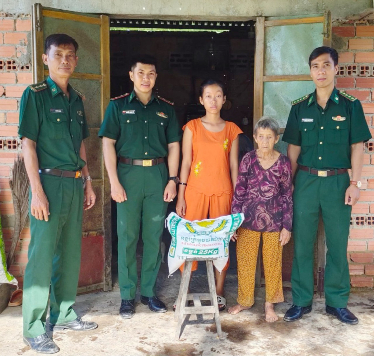Đồn Biên phòng Cửa khẩu Mỹ Quý Tây tặng quà, góp phần chăm lo đời sống cho người dân biên giới