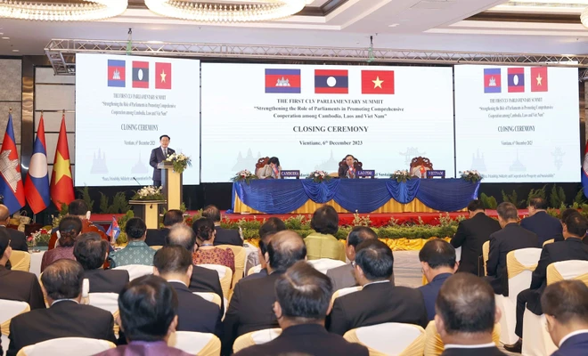 Chủ tịch Quốc hội Vương Đình Huệ phát biểu tiếp nhận Chủ tịch Hội nghị Cấp cao Quốc hội ba nước CLV lần thứ hai. (Ảnh: Doãn Tấn/TTXVN)
