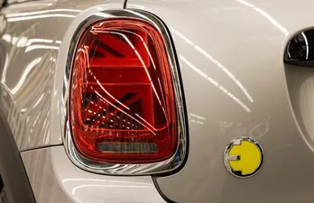 EU hoãn kế hoạch tăng thuế đối với ôtô điện trong 3 năm