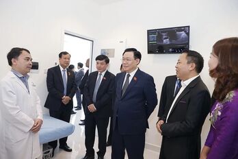 Chủ tịch Quốc hội thăm, làm việc tại Bệnh viện quốc tế La Vie tại Lào