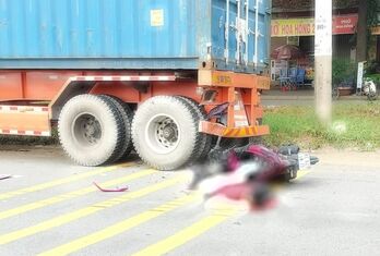 Tông vào đuôi xe container, nam thanh niên bất tỉnh tại chỗ