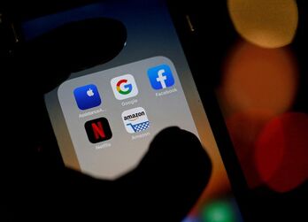 Chính phủ Mỹ bị tố theo dõi người dân thông qua ứng dụng của Google, Apple