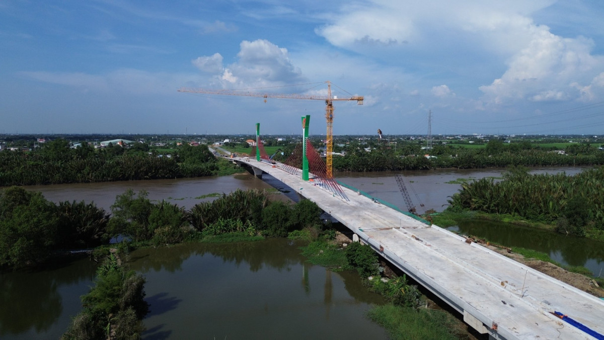 Cầu bắc qua sông Vàm Cỏ Tây (Ảnh: Huỳnh Du)