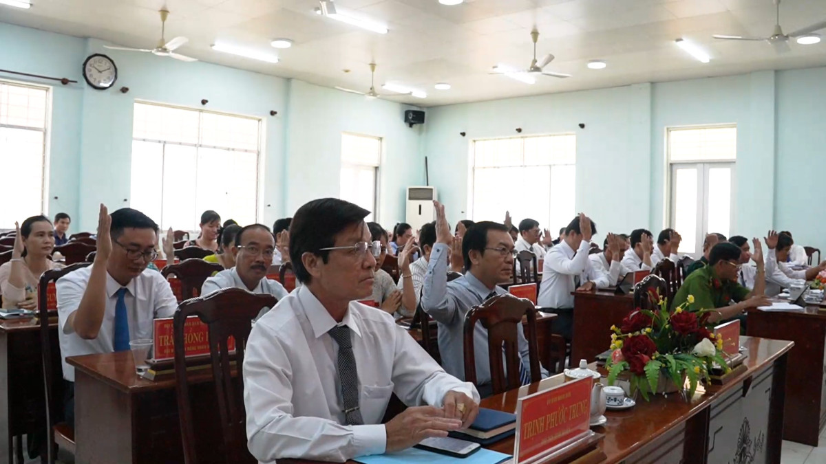 Kỳ họp thứ 15 HĐND huyện Tân Trụ khóa XII thông qua 14 Nghị quyết quan trọng