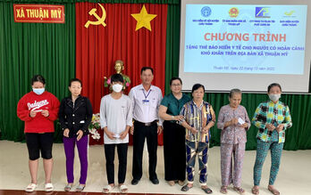 Châu Thành: Cán bộ, công chức, viên chức đóng góp 89 triệu đồng mua BHYT tặng hộ khó khăn.