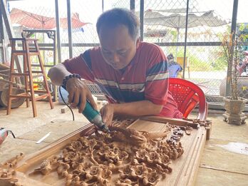 Nhiệt huyết với những tác phẩm điêu khắc gỗ