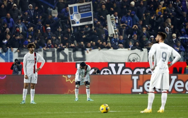 Các cầu thủ AC Milan thất vọng khi để thua ở phút bù giờ. Ảnh REUTERS