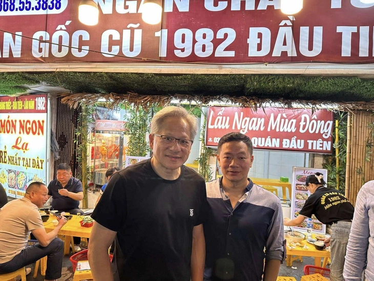 CEO Nvidia chụp ảnh kỷ niệm với một người Việt tại quán ăn - Ảnh: HAT