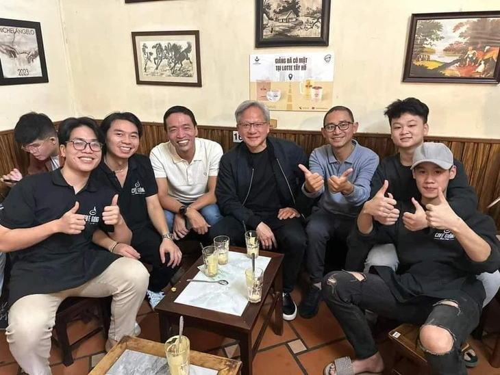 Ông Jensen Huang chụp ảnh cùng các nhân viên và bạn đi cùng tại Cafe Giảng - Ảnh: HAT