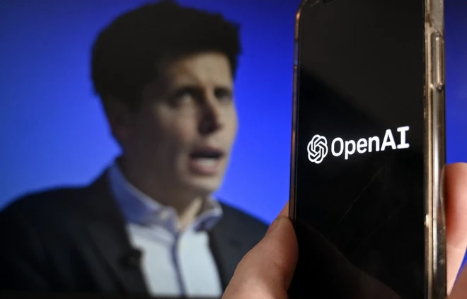 Ảnh CEO Sam Altman và biểu tượng OpenAI. (Ảnh:AFP/TTXVN)