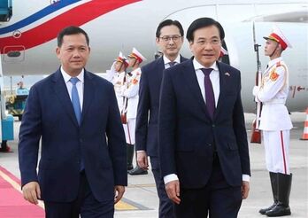 Cambodian PM arrives in Hanoi, starts official visit to Vietnam