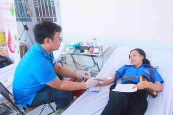 Đông đảo đoàn viên, thanh niên tình nguyện hiến máu