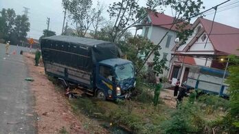 Bắc Giang: Xe tải mất lái va chạm với xe môtô khiến hai phụ nữ tử vong