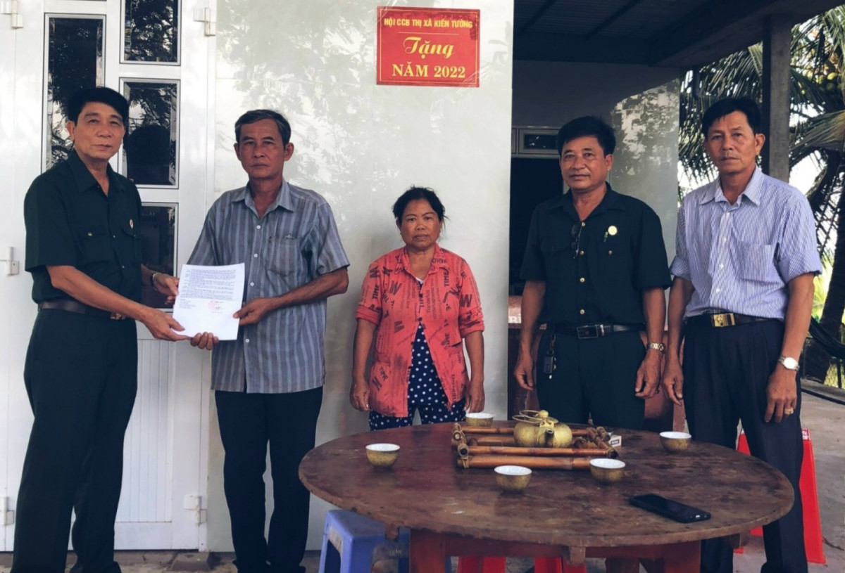 Hội Cựu chiến binh thị xã Kiến Tường trao tặng nhà cho hội viên có hoàn cảnh khó khăn