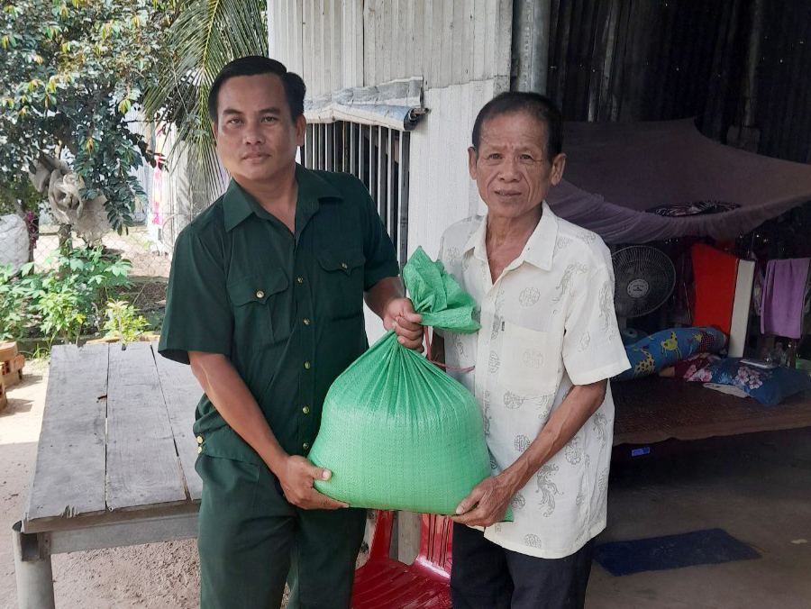 Tặng quà cho cựu chiến binh có hoàn cảnh khó khăn