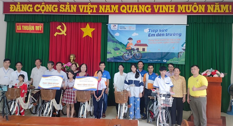 Câu lạc bộ thiện nguyện Châu Thành hỗ trợ học sinh có hoàn cảnh khó khăn