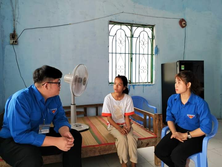 Đoàn xã Phước Vân, huyện Cần Đước đến thăm, động viên em Huỳnh Thị Hồng Thắm tiếp tục vượt khó, nỗ lực học tập