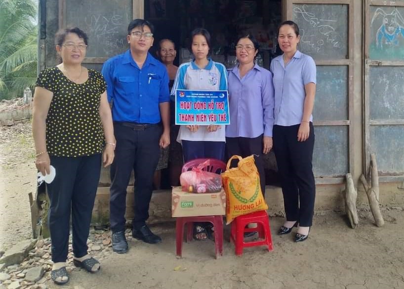 Đoàn phường Tân Khánh, TP.Tân An trao học bổng và nhu yếu phẩm hàng tháng cho em Đặng Thị Sơn Tuyền
