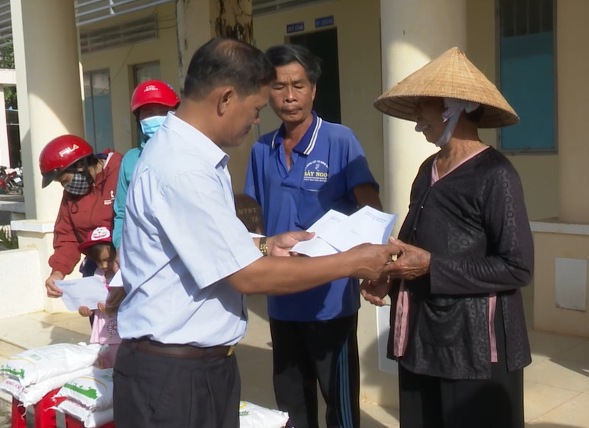 Chủ tịch UBMTTQ Việt Nam huyện Tân Hưng - Nguyễn Xuân Hợp tặng quà cho hộ nghèo, có hoàn cảnh khó khăn