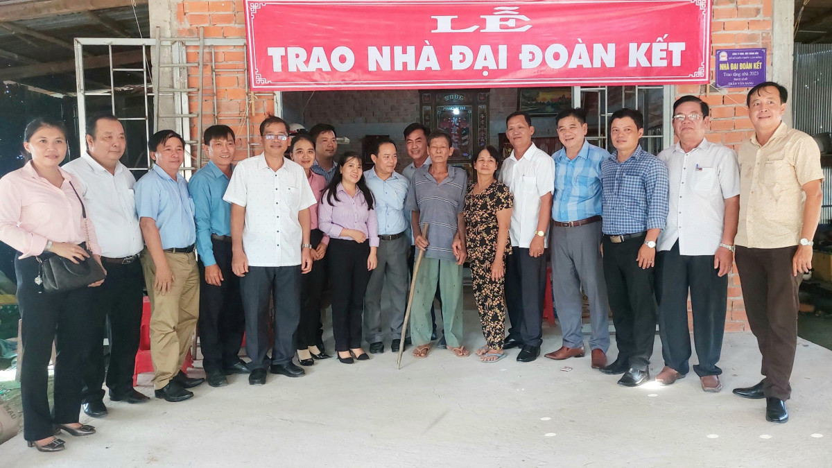 UBMTTQ Việt Nam huyện Tân Hưng trao nhà Đại đoàn kết cho người dân gặp khó khăn về nhà ở 