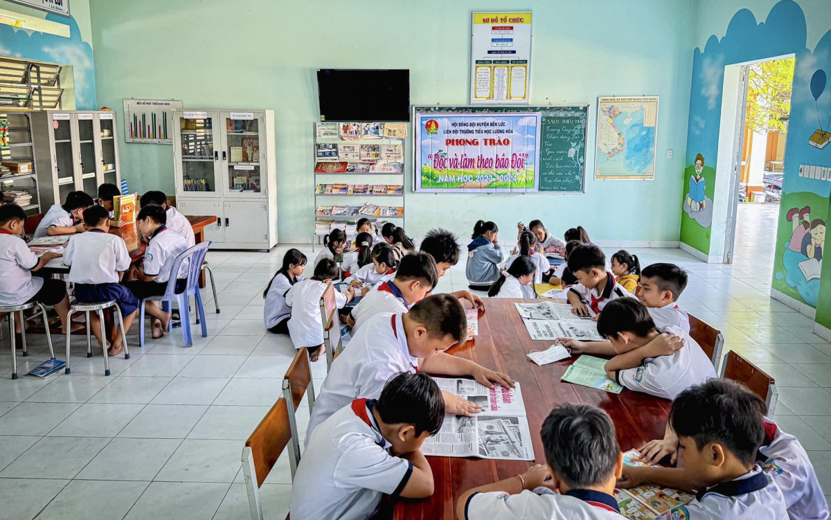 Học sinh Trường Tiểu học Lương Hòa tìm đọc những quyển sách yêu thích