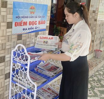 Có một điểm đọc báo của nông dân Tân Tây Có một điểm đọc báo của nông dân Tân Tây