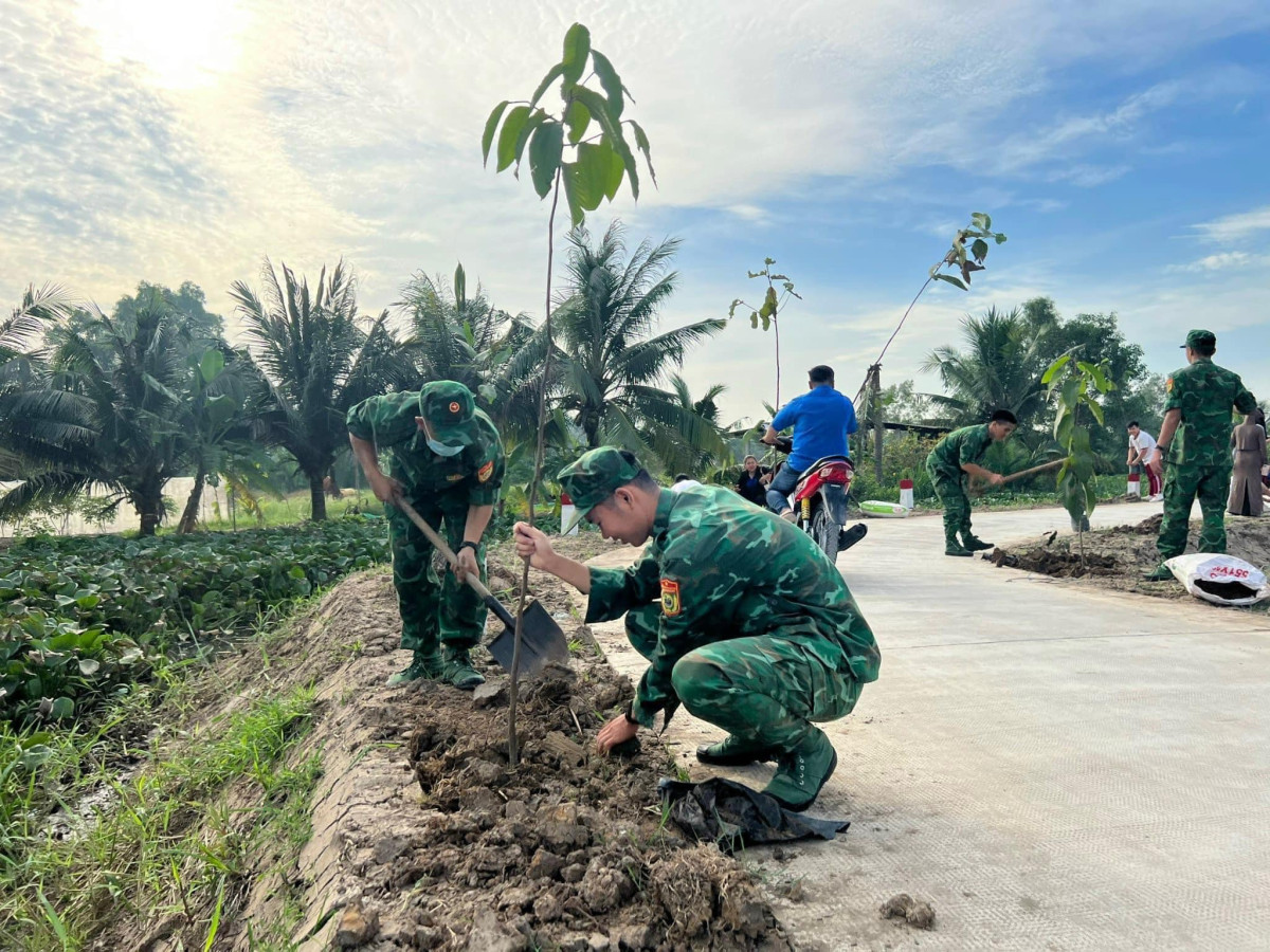 Chi đoàn Đồn Biên phòng Cửa khẩu Cảng Bến Lức phối hợp Đoàn Thanh niên thị trấn Bến Lức, huyện Bến Lức tổ chức ra quân trồng cây xanh