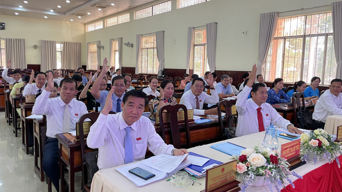 Kỳ họp thứ 10 HĐND huyện Tân Hưng khóa VI thông qua 10 nghị quyết