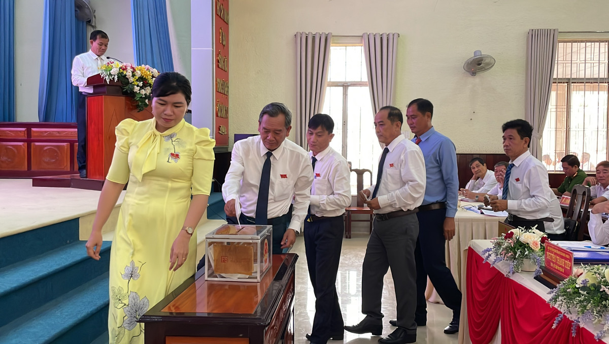 Kỳ họp thứ 10 HĐND huyện Tân Hưng khóa VI thông qua 10 nghị quyết