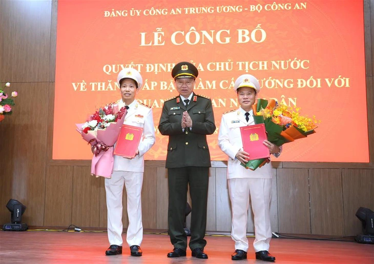 Thừa ủy quyền, Đại tướng Tô Lâm trao quyết định thăng cấp bậc hàm từ thiếu tướng lên trung tướng đối với hai thứ trưởng Lê Văn Tuyến và Nguyễn Văn Long - Ảnh: Bộ Công an