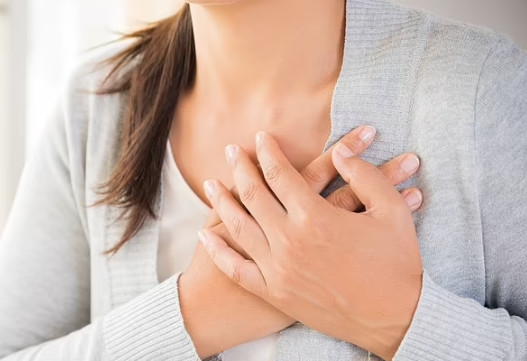 Nếu không cảm thấy khó chịu hoặc đau ở ngực, chứng tỏ trái tim đang hoạt động tốt. Ảnh Shutterstock