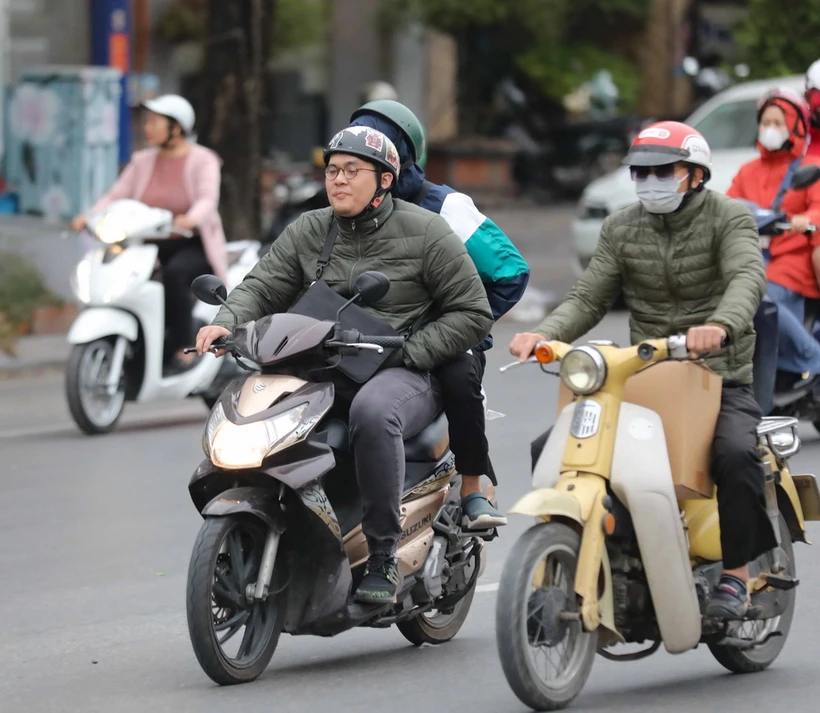 Bắc Bộ trời rét đậm rét hại, vùng núi có mưa tuyết và băng giá Không khí lạnh tràn về, khiến người dân Hà Nội phải mặc thêm áo ấm. (Ảnh: Thanh Tùng/TTXVN)