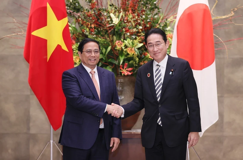 Thủ tướng Phạm Minh Chính với Thủ tướng Nhật Bản Kishida Fumio. (Ảnh: Dương Giang/TTXVN)