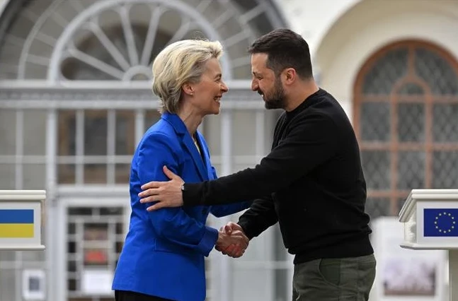 EU sẽ tổ chức hội nghị thượng đỉnh bất thường ủng hộ tài chính cho Ukraine Tổng thống Ukraine Volodymyr Zelensky (phải) và Chủ tịch Ủy ban châu Âu Ursula von der Leyen (Ảnh: AFP/ TTXVN)
