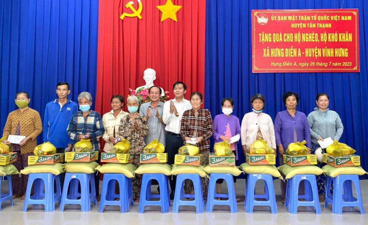 UBMTTQ Việt Nam huyện Tân Thạnh tặng quà cho hộ nghèo, có hoàn cảnh khó khăn của xã Hưng Điền A, huyện Vĩnh Hưng