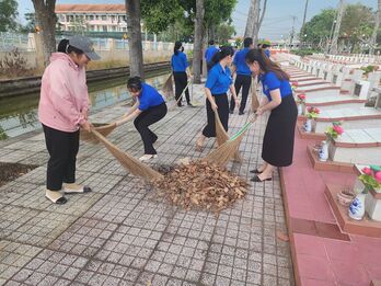 Đoàn viên, thanh niên ra quân dọn vệ sinh tại Nghĩa trang liệt sĩ tỉnh Long An