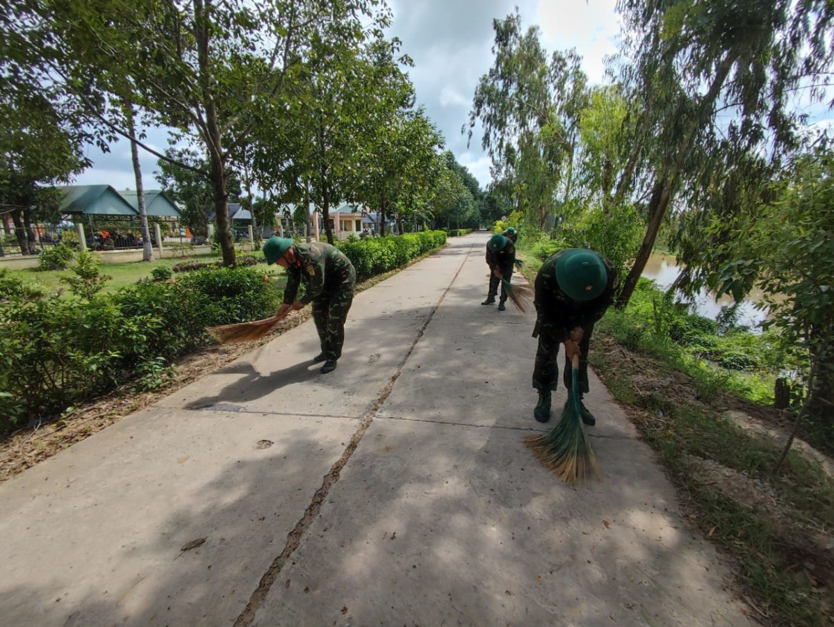 Tuổi trẻ Bộ Chỉ huy Quân sự tỉnh ra quân Ngày Chủ nhật xanh, tổng vệ sinh doanh trại, xây dựng cảnh quan môi trường sạch, đẹp