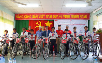 Dai-ichi Life Việt Nam trao quà khuyến học cho học sinh có hoàn cảnh khó khăn