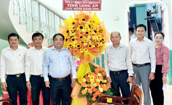 Đoàn cán bộ tỉnh Long An chúc mừng Giáng sinh tại Chi hội Tin lành Thuận Mỹ